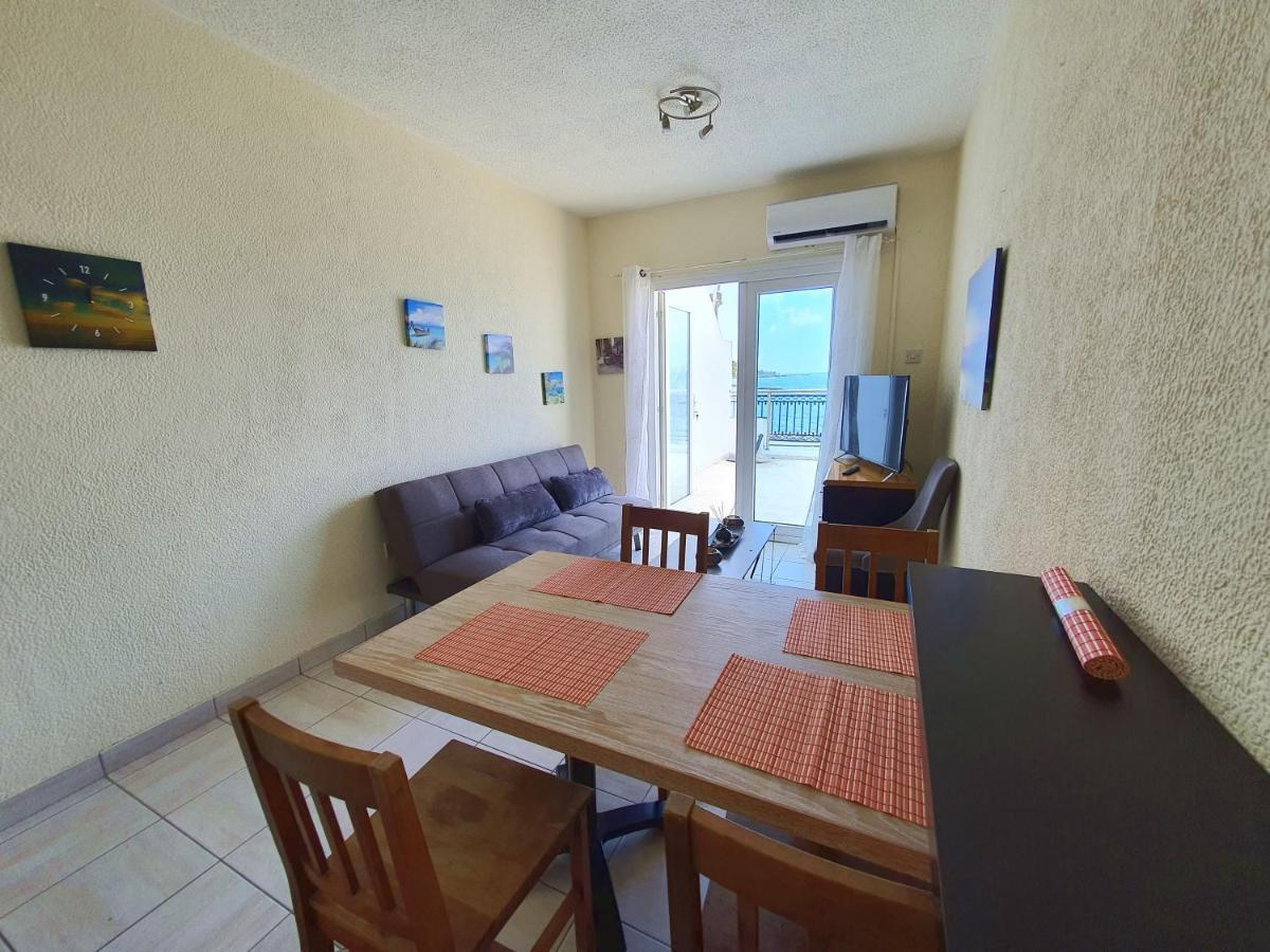 Poseidon 51 - Beachfront Two Bedroom Apartment 파포스 외부 사진