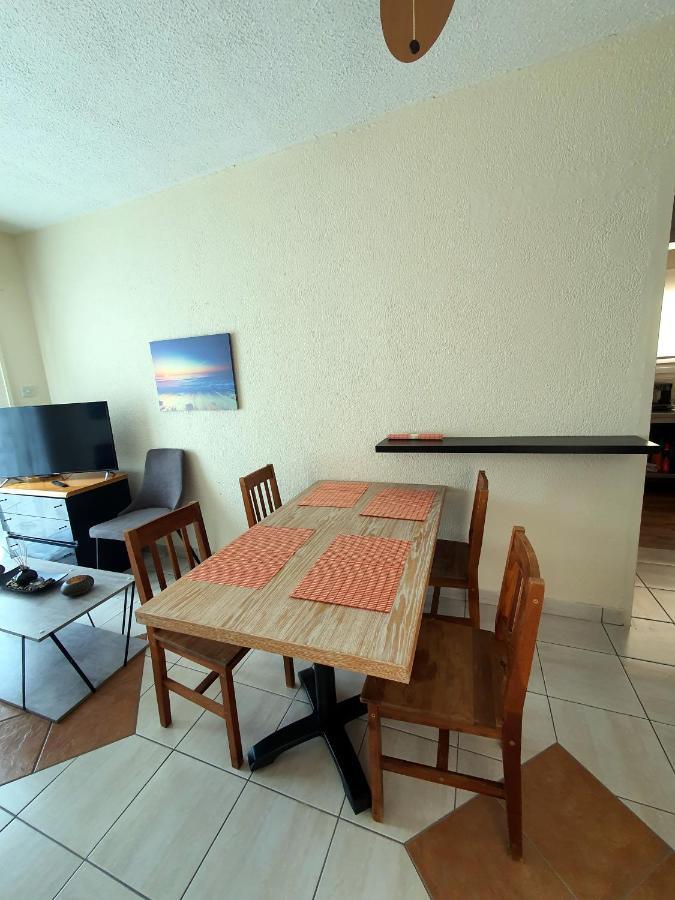 Poseidon 51 - Beachfront Two Bedroom Apartment 파포스 외부 사진