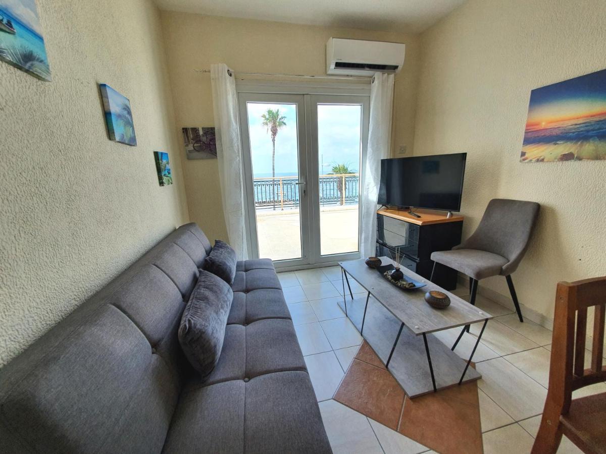 Poseidon 51 - Beachfront Two Bedroom Apartment 파포스 외부 사진