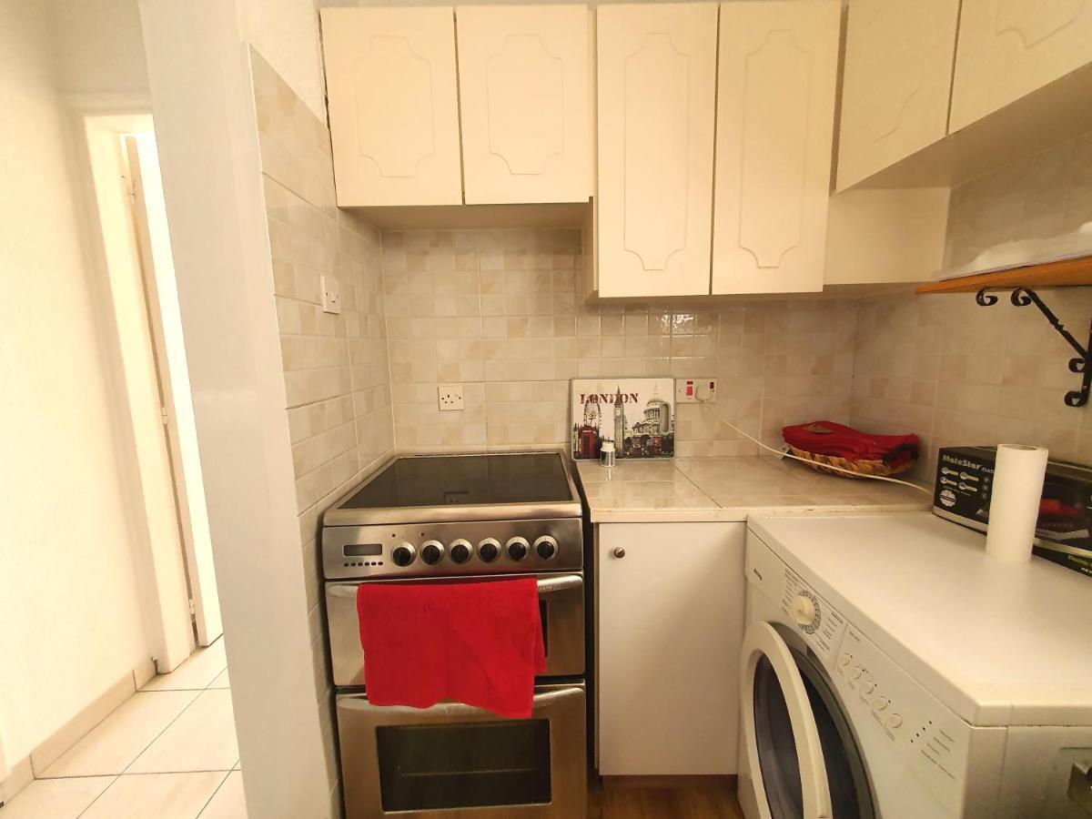 Poseidon 51 - Beachfront Two Bedroom Apartment 파포스 외부 사진
