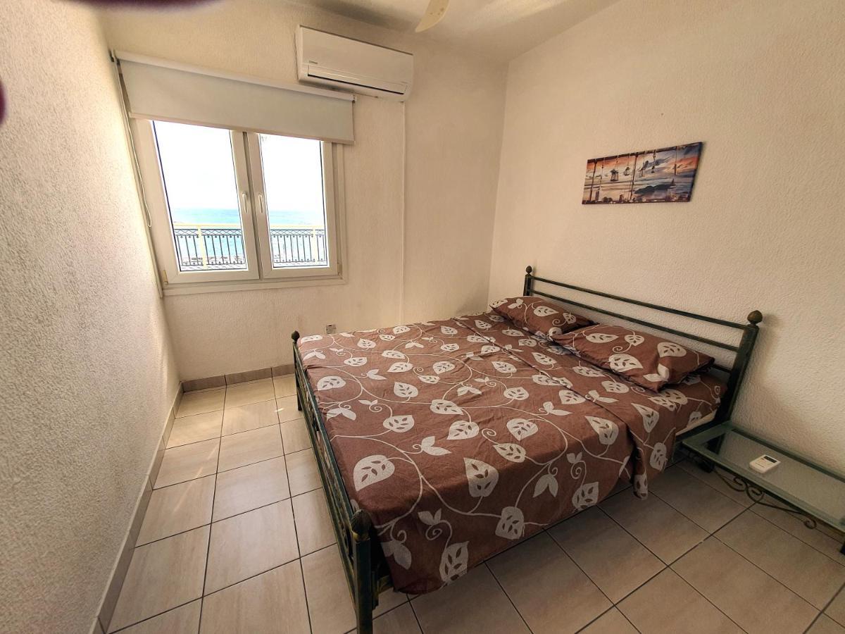 Poseidon 51 - Beachfront Two Bedroom Apartment 파포스 외부 사진