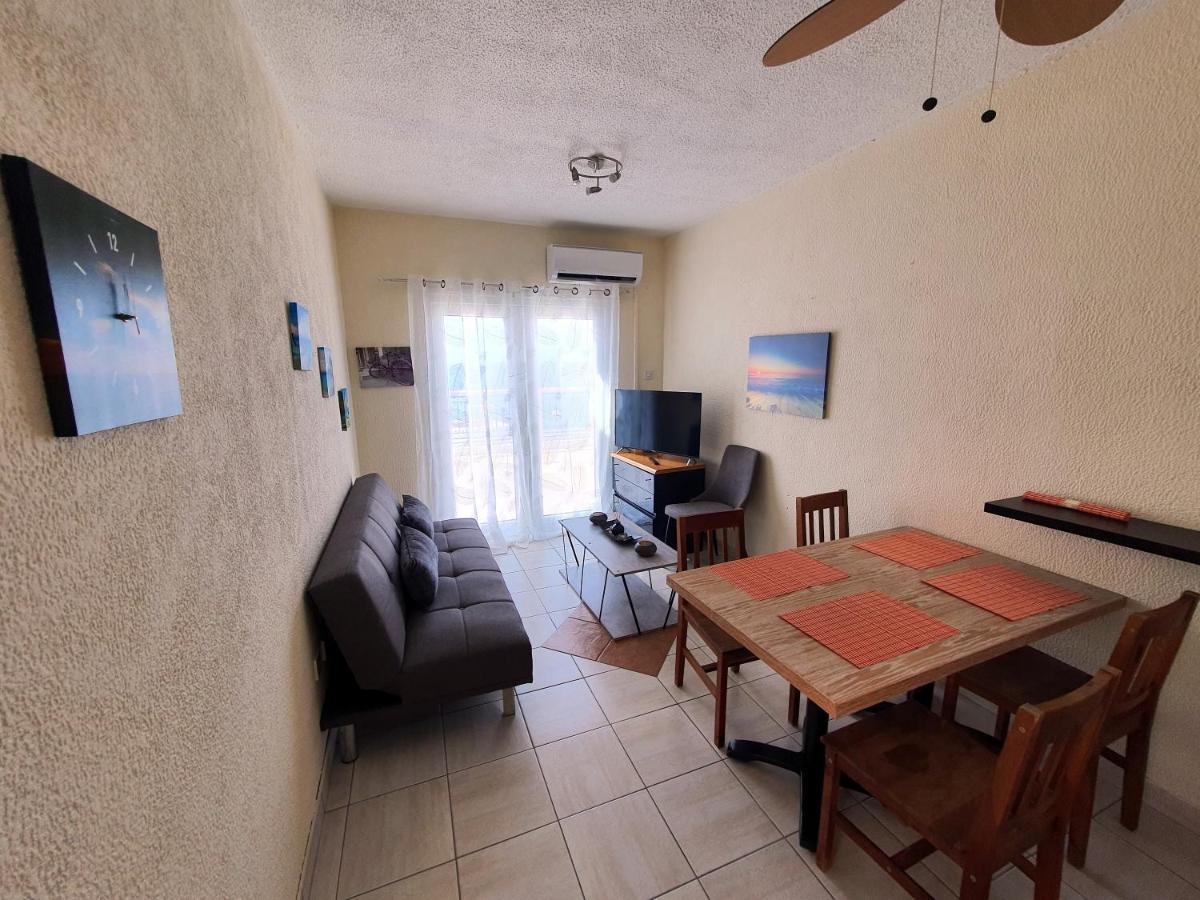 Poseidon 51 - Beachfront Two Bedroom Apartment 파포스 외부 사진
