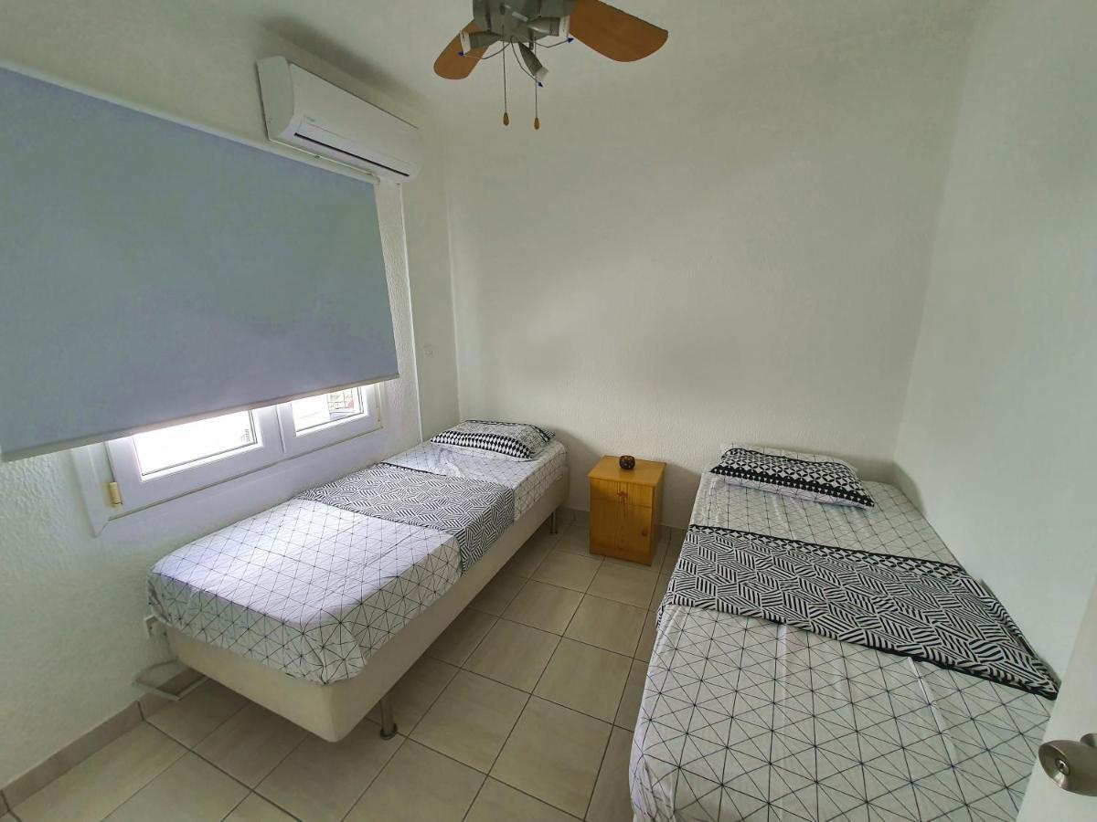 Poseidon 51 - Beachfront Two Bedroom Apartment 파포스 외부 사진